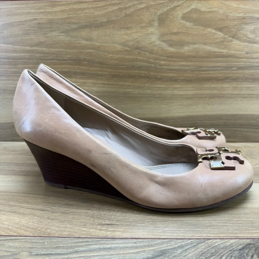 Tory Burch Lowell Wedge Pumps 7.5 M Camel Tan Leather Dress Office Gold Logo
